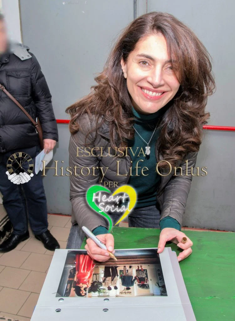 Caterina Murino - hand signed photo "Casino Royale" Bond girl: Solange - foto autografata 20x25cm 001