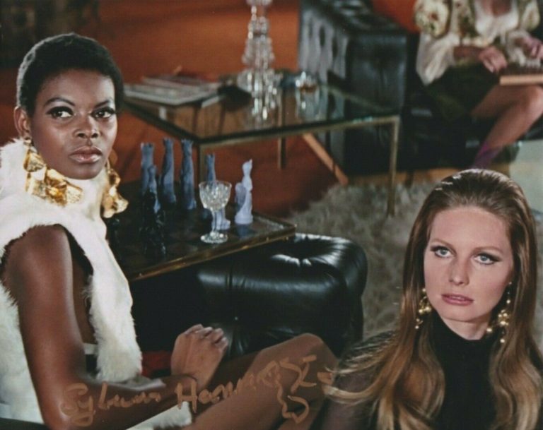 Sylvana Henriques – hand signed photo “Her Majesty’s Secret Service” Bond girl: The Jamaican Girl – foto autografata 20x25cm 001