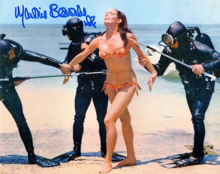 Martine Beswick – hand signed photo “Agente 007 – Thunderball: Operazione tuono (Thunderball)”  Paula Caplan – foto autografata 20x25cm 001