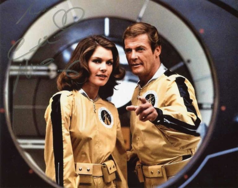 Caroline Munro – The Spy Who Loved Me – photo hand signed 20x25cm foto autografata s089