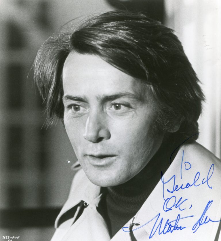 Martin Sheen “Quella strana ragazza che abita in fondo al viale” (The Little Girl Who Lives Down the Lane) – hand signed photo 20x25cm foto autografata