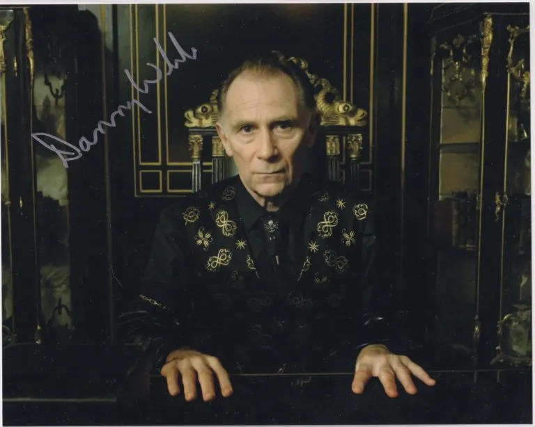 Danny Webb Pennyworth hand signed photo 20×25 foto autografata