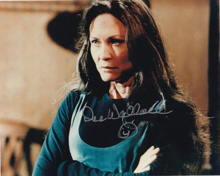 Dee Wallace-Stone “Sospesi nel tempo” hand signed photo 20×25 foto autografata