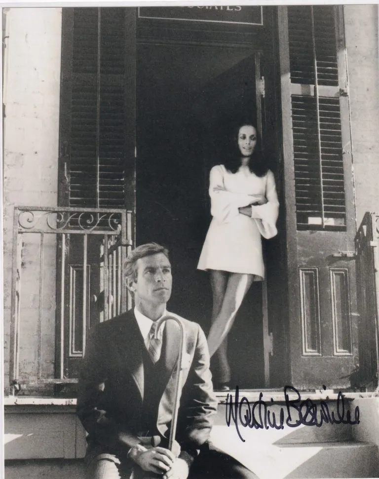 Martine Beswick “Nikki Belle (Longstreet) – hand signed photo 20x25cm foto autografata