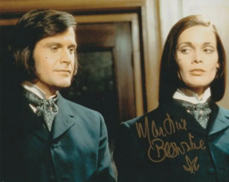 Martine Beswick “Dr. Jekyll & Sister Hyde” – hand signed photo 20x25cm foto autografata