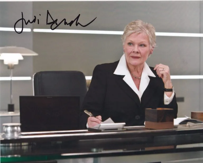 Judi Dench “M from 007 James Bond saga” – hand signed photo 20x25cm foto autografata