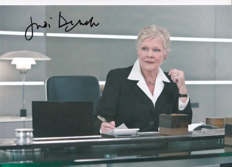 Judi Dench “M from 007 James Bond saga” – hand signed photo 21x29cm foto autografata