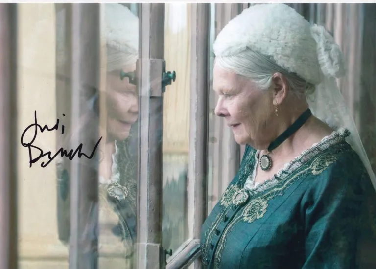 Judi Dench “Victoria and Abdul” – hand signed photo 21x29cm foto autografata