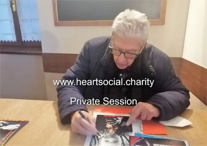 Sergio Martino "Sergio Martino Torso I corpi presentano tracce di violenza carnale A01" hand signed photo 20x25cm foto autografata