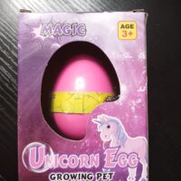 Uovo di unicorno che si scoglie in acqua