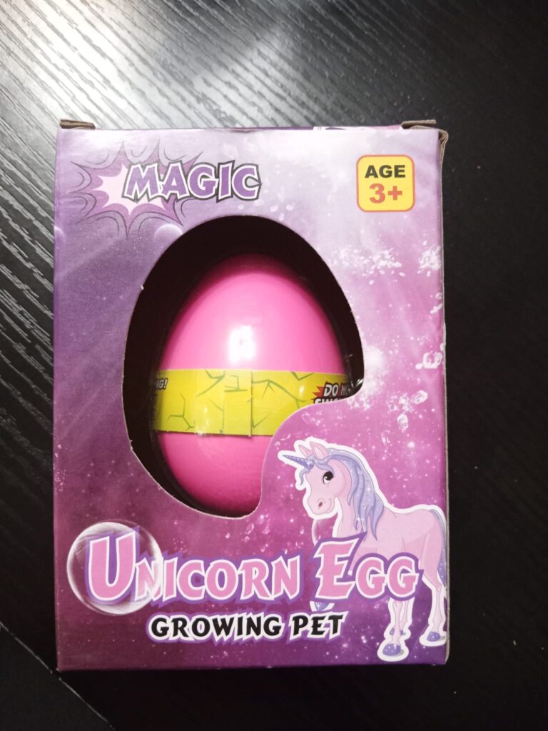 Uovo di unicorno che si scoglie in acqua