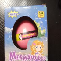 Uovo di sirenetta che si scoglie in acqua