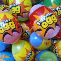 Uovo sorpresa con dinosauri